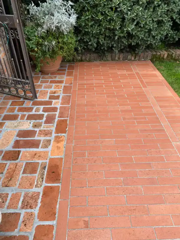 Lavaggio e recupero di un cortile in cotto — dopo l'intervento
