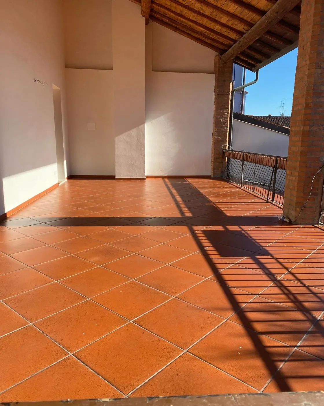 Pavimento in cotto di una terrazza dopo lavaggio e trattamento protettivo in provincia di Brescia
