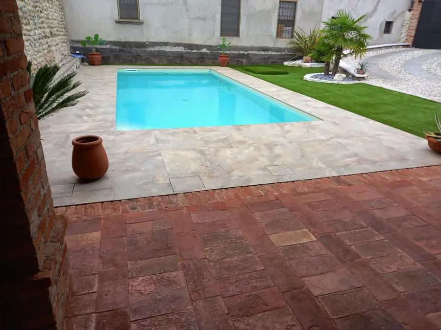 Bordo piscina e camminamento in cotto esterno trattato