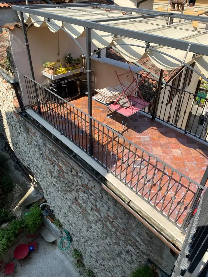 Terrazzo in cotto con pergolato dopo lavaggio e protezione