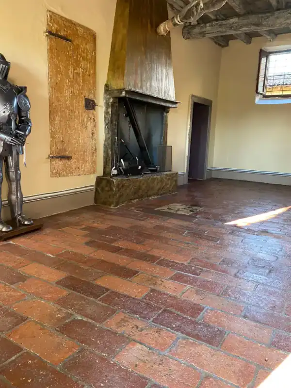 Pavimento in cotto antico di una sala con camino, dopo il trattamento