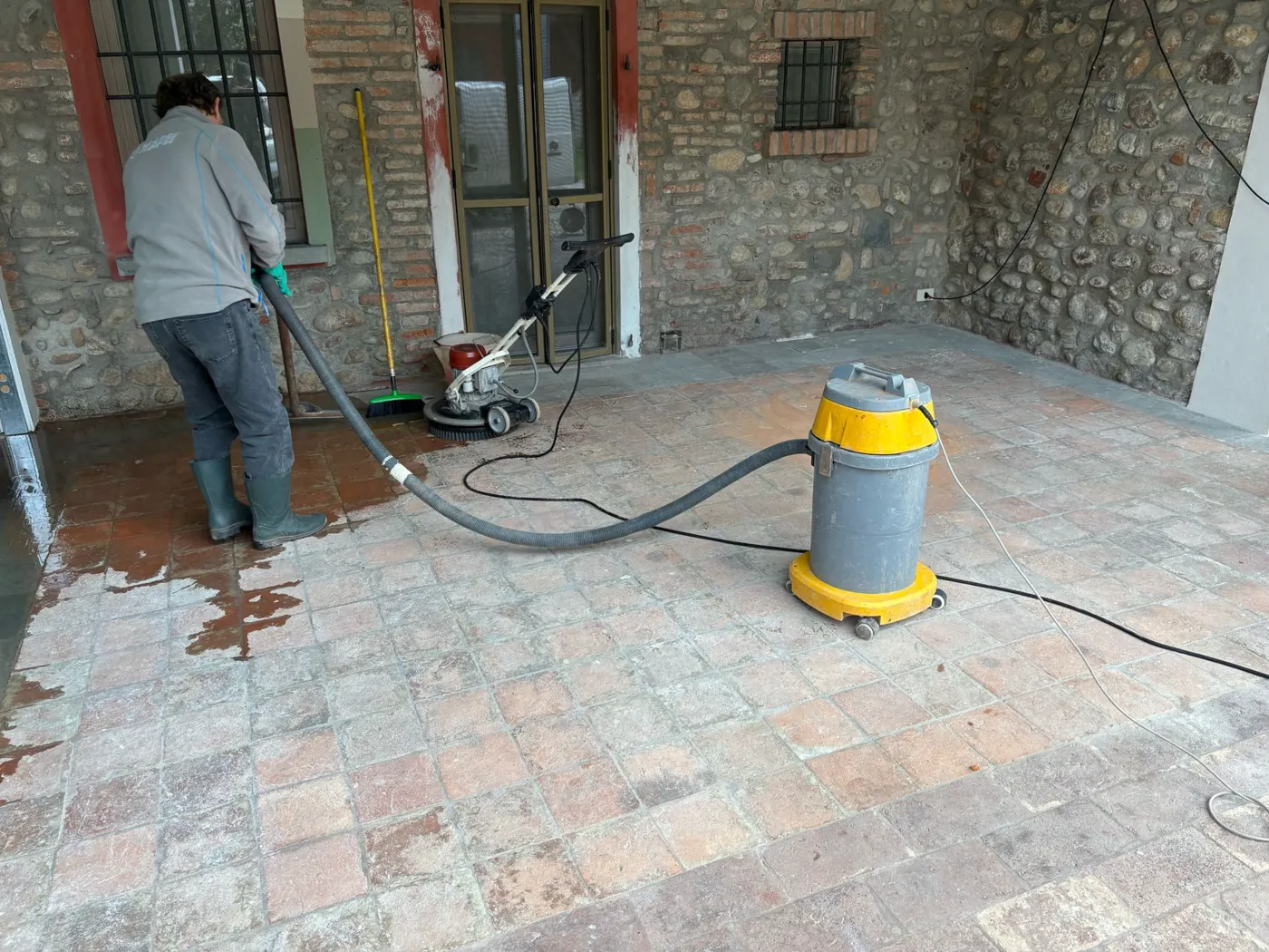 Portico in cotto decerato, lavato e trattato in provincia di Brescia — prima dell'intervento