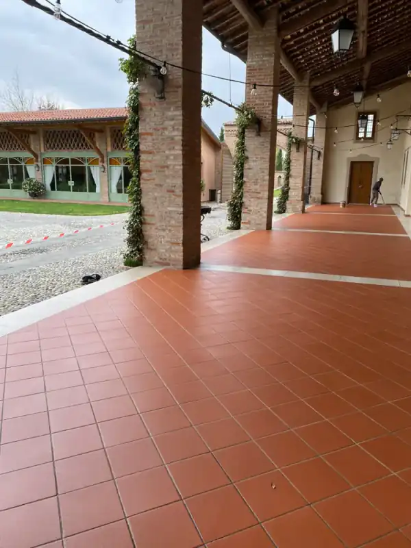 Portico di una cascina con pavimento in cotto trattato