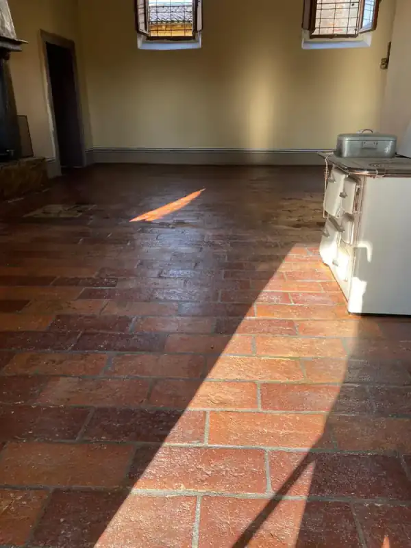 Cotto fatto a mano in una cucina d'epoca dopo il recupero